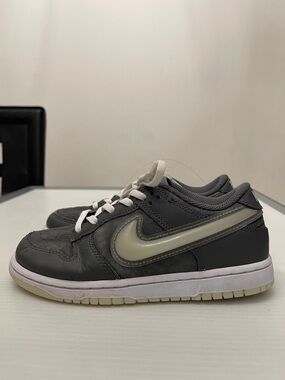 NIKE GRADE SCHOOL DUNK LOW SNEAKERS KIDS SIZE 1.5Y